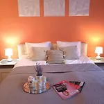 Spacious Old Town Family & Friends Peachy Two Bedrooms Apartment, Nearby The Presidential Castle