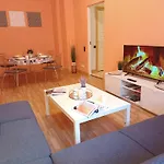 Spacious Old Town Family & Friends Peachy Two Bedrooms Apartment, Nearby The Presidential Castle شقة *