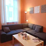 Spacious Old Town Family & Friends Peachy Two Bedrooms Apartment, Nearby The Presidential Castle * ريغا