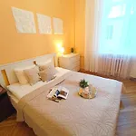 شقة Spacious Old Town Family & Friends Peachy Two Bedrooms Apartment, Nearby The Presidential Castle ريغا