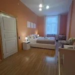 Spacious Old Town Family & Friends Peachy Two Bedrooms Apartment, Nearby The Presidential Castle Dzīvoklis Riga