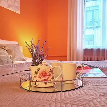 Spacious Old Town Family & Friends Peachy Two Bedrooms Apartment, Nearby The Presidential Castle