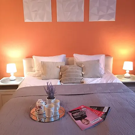 Spacious Old Town Family & Friends Peachy Two Bedrooms Apartment, Nearby The Presidential Castle