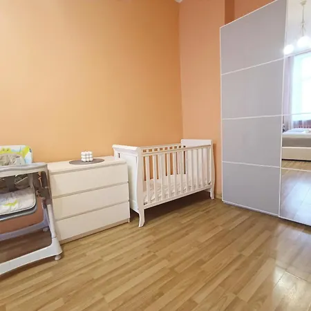 Spacious Old Town Family Peachy 2 Bedrooms Apartment, Nearby The Presidential Castle דירה *