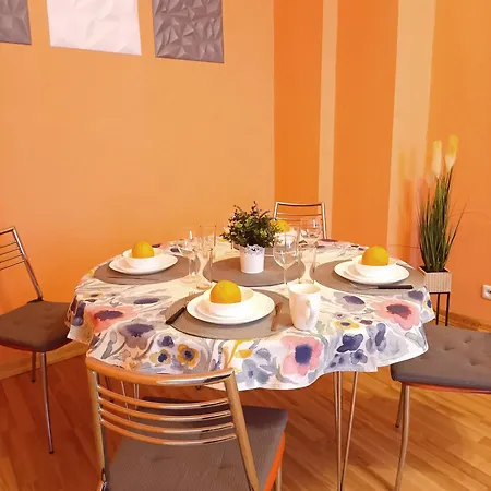 Spacious Old Town Family Peachy 2 Bedrooms Apartment, Nearby The Presidential Castle