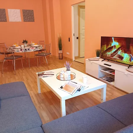 Spacious Old Town Family & Friends Peachy Two Bedrooms Apartment, Nearby The Presidential Castle Apartment *