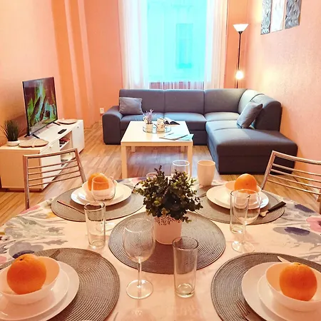 Spacious Old Town Family Peachy 2 Bedrooms Apartment, Nearby The Presidential Castle * ריגה