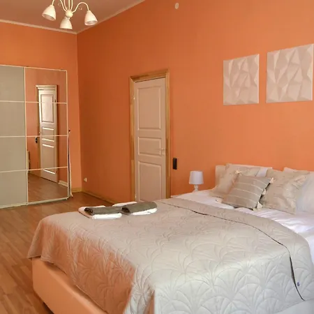 Spacious Old Town Family & Friends Peachy Two Bedrooms Apartment, Nearby The Presidential Castle