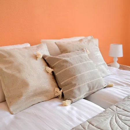 Spacious Old Town Family Peachy 2 Bedrooms Apartment, Nearby The Presidential Castle דירה *