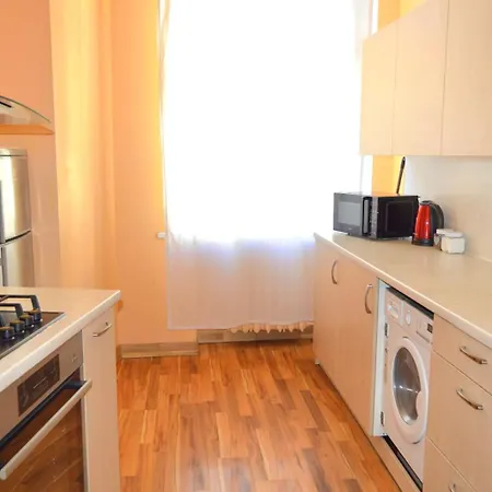 Spacious Old Town Family Peachy 2 Bedrooms Apartment, Nearby The Presidential Castle