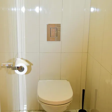 Spacious Old Town Family Peachy 2 Bedrooms Apartment, Nearby The Presidential Castle דירה *