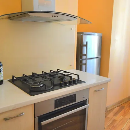 Apartment Spacious Old Town Family & Friends Peachy Two Bedrooms Apartment, Nearby The Presidential Castle *