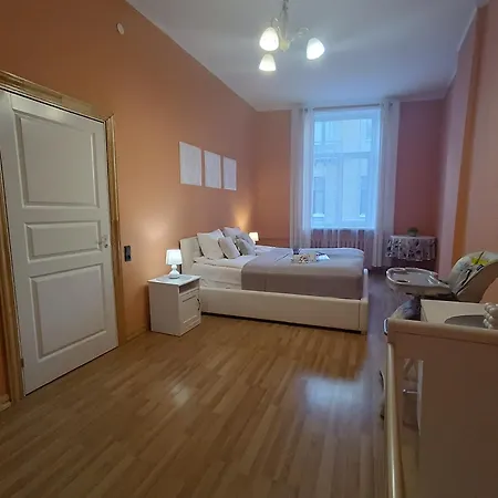 Spacious Old Town Family & Friends Peachy Two Bedrooms Apartment, Nearby The Presidential Castle Apartamento Riga