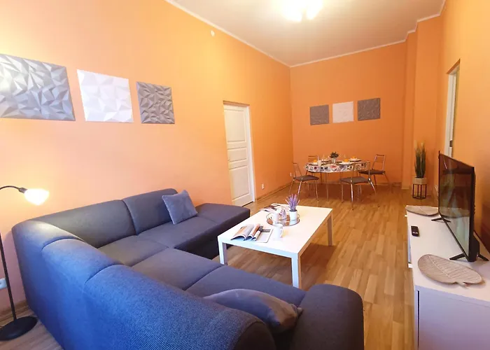 Spacious Old Town Family & Friends Peachy Two Bedrooms Apartment, Nearby The Presidential Castle * リガ