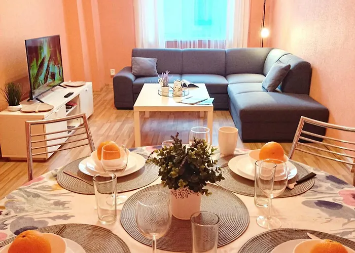 Spacious Old Town Family & Friends Peachy Two Bedrooms Apartment, Nearby The Presidential Castle * リガ