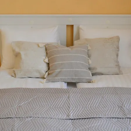 Spacious Old Town Family & Friends Peachy Two Bedrooms Apartment, Nearby The Presidential Castle Апартаменты