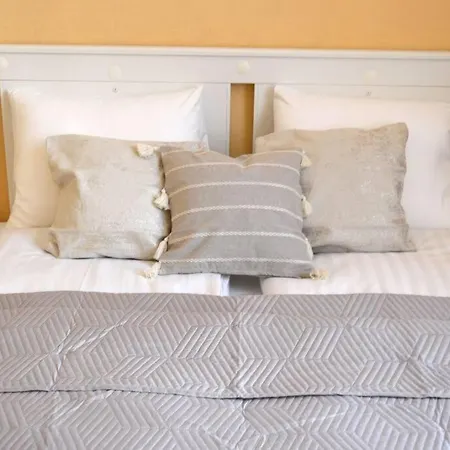 Spacious Old Town Family Peachy 2 Bedrooms Apartment, Nearby The Presidential Castle 公寓