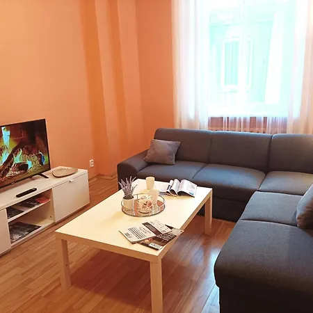 Spacious Old Town Family Peachy 2 Bedrooms Apartment, Nearby The Presidential Castle 里加